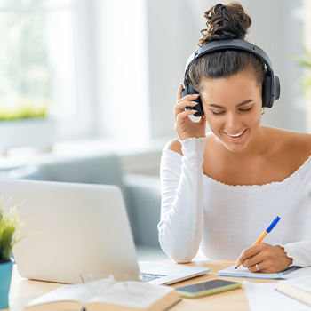 female student in an online class